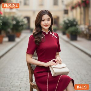 Người mẫu diện đầm BEMINE B419 dáng chữ A cổ tàu, phong cách trẻ trung phù hợp đi làm và gặp gỡ đối tác.