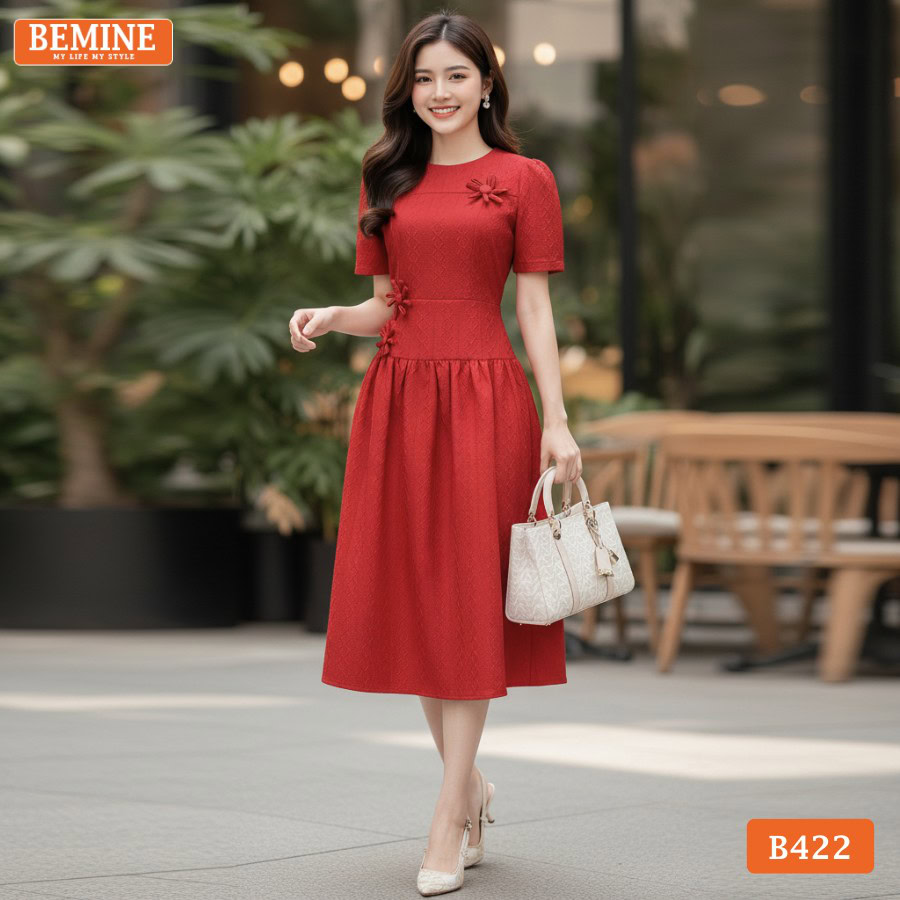 mẫu đầm thiết kế BEMINE cổ tròn đính hoa dáng dài B422 với một đôi giày cao gót mũi nhọn màu nude hoặc đen và túi xách dáng hộp.