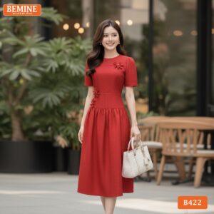 Ảnh cận cảnh chi tiết hoa đính tỉ mỉ trên nền vải đỏ cao cấp của đầm thiết kế BEMINE B422.