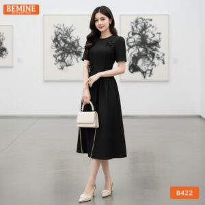 Đầm thiết kế BEMINE B422 đen tuyền, chất liệu vải mềm mịn mang lại sự thoải mái tối đa cho nàng văn phòng.