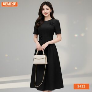 Ảnh cận cảnh chi tiết hoa đính nổi bật trên nền vải đen cao cấp của mẫu đầm thiết kế BEMINE B422.
