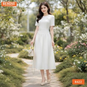 Người mẫu diện đầm BEMINE B422 màu be dáng dài, phong cách thời trang văn phòng nhẹ nhàng và nữ tính.