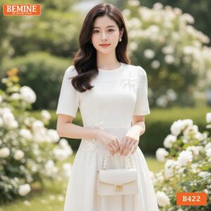 Mẫu đầm công sở BEMINE B422 sắc be dịu dàng với thiết kế cổ tròn đính hoa thủ công làm điểm nhấn.
