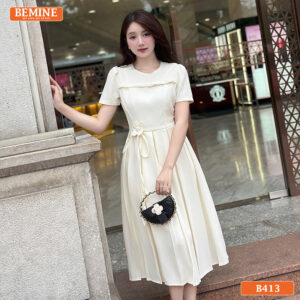 Người mẫu diện đầm BEMINE B413 đính hoa eo dáng chữ A.