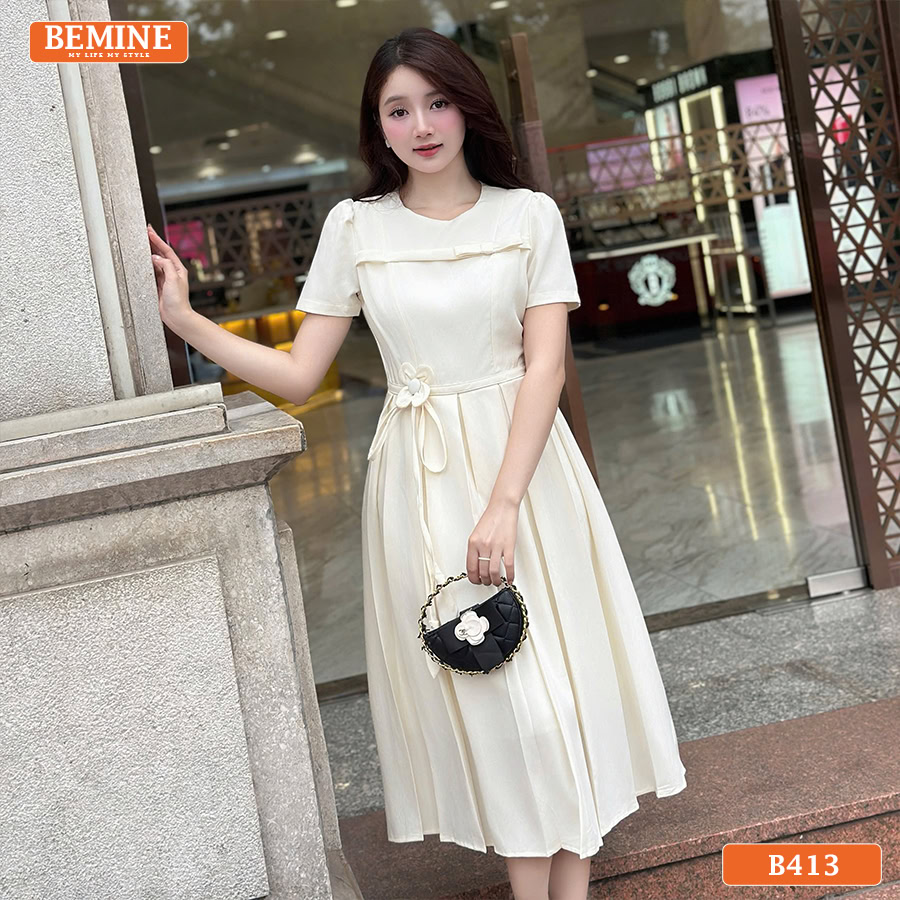 Người mẫu diện đầm BEMINE B413 đính hoa eo dáng chữ A.