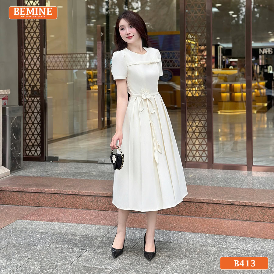 Chi tiết hoa đính eo tinh tế trên mẫu đầm BEMINE B413.