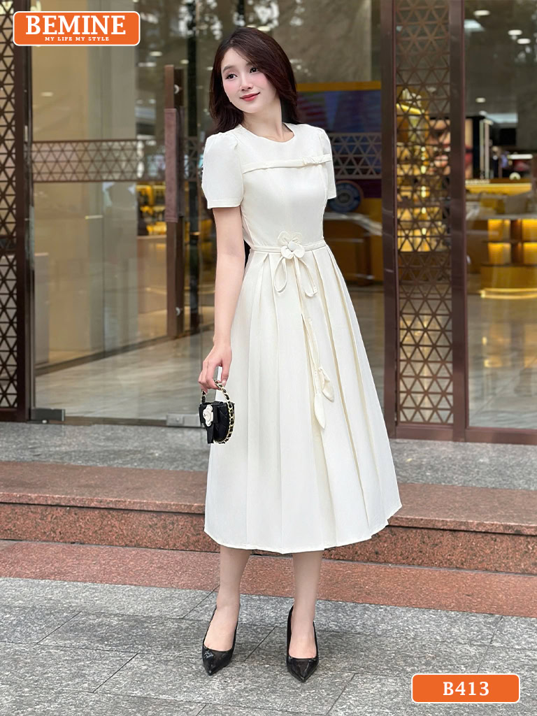 Đầm thiết kế BEMINE B413 cổ tròn đính hoa eo thanh lịch.