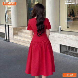 Chi tiết đính hoa tinh tế trên mẫu đầm thiết kế BEMINE B422.