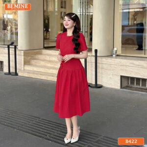 Người mẫu diện đầm BEMINE B422 đi làm chuyên nghiệp.