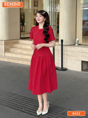 Đầm thiết kế BEMINE B422 cổ tròn đính hoa thanh lịch.