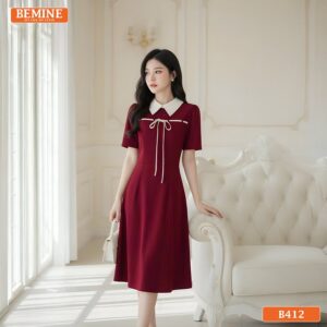 Mẫu đầm công sở BEMINE B412 với thiết kế cổ đức phối dây nơ tạo diện mạo chuyên nghiệp và trẻ trung.