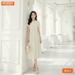 Mẫu đầm công sở BEMINE B413 thiết kế đính hoa thủ công tinh tế phối cùng chi tiết xếp ly độc đáo.