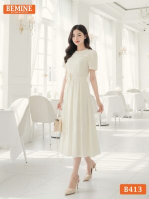 Đầm thiết kế BEMINE B413 cổ tròn thanh lịch với điểm nhấn xếp ly eo tôn dáng cực chuẩn.