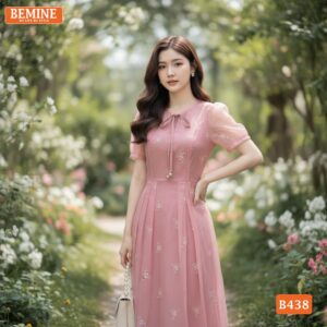 Người mẫu diện đầm BEMINE B438 màu hồng ngọt ngào nữ tính.