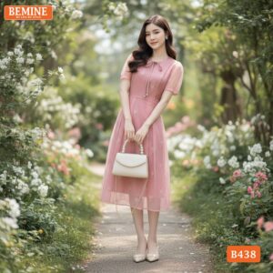 Người mẫu diện đầm BEMINE B438 màu hồng ngọt ngào nữ tính.
