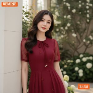 Phong cách thời trang sang trọng với đầm BEMINE B438 thêu hoa.