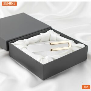 Cận cảnh khóa kim loại hình chữ U trên dây lưng BEMINE D2.