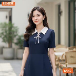 Người mẫu diện đầm BEMINE B447 đi làm đầy chuyên nghiệp.