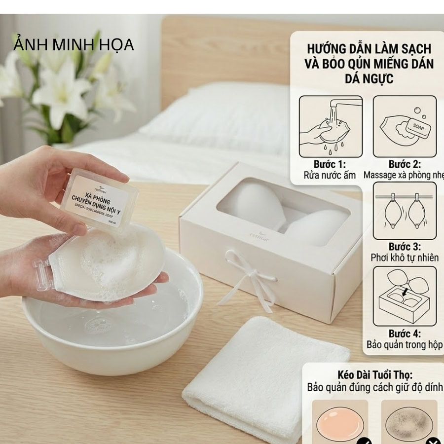 Miếng dán ngực đang được làm sạch bằng nước và xà phòng. Bảo quản nội y.