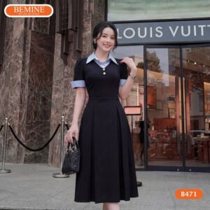 Người mẫu diện đầm chữ a phối kẻ sọc BEMINE mã số B471.