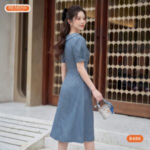 Người mẫu diện đầm BEMINE B486 tự tin nơi công sở.