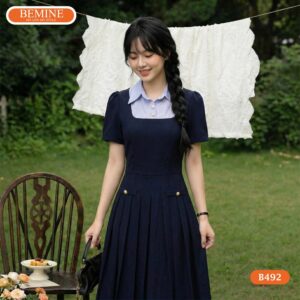 Đầm BEMINE B492 phối sọc giúp quý cô trông thon gọn hơn.