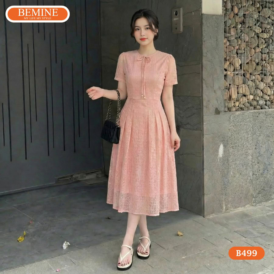 Đầm thiết kế BEMINE B499 cổ tròn có dây nơ thanh lịch.