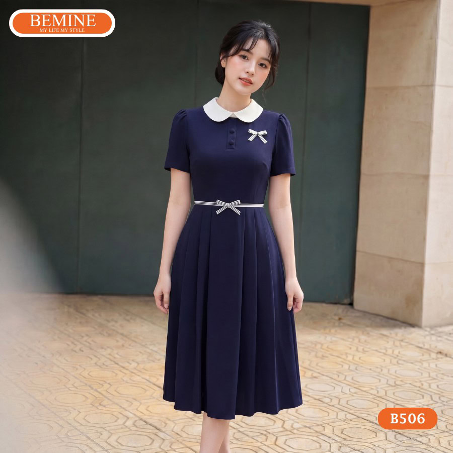 Mẫu đầm công sở BEMINE B506 với chi tiết nơ sọc nổi bật.