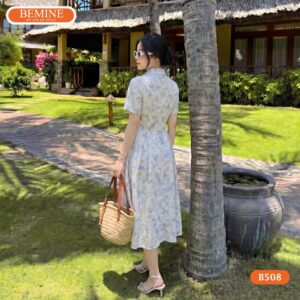 Cận cảnh họa tiết in hoa sắc nét của mẫu đầm BEMINE B508.