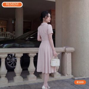 Cận cảnh phần cổ sen và nơ phối tinh tế trên đầm B509.