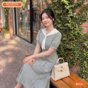 Người mẫu diện đầm chữ A cổ thủy thủ caro BEMINE mã B514.
