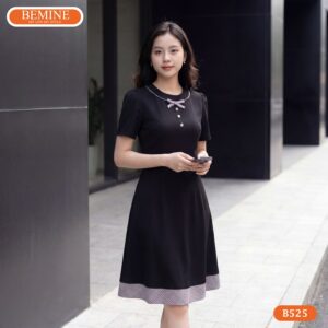 Người mẫu diện đầm chữ a cổ tròn phối caro BEMINE mã B525.