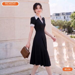 Người mẫu diện đầm chữ a cổ sơ mi phối sọc BEMINE B526.