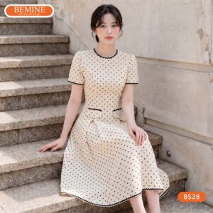 Hình ảnh thực tế đầm cổ tròn in bi BEMINE B528 chuẩn phom.