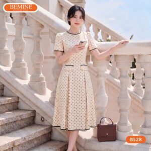 Người mẫu diện đầm chữ A in bi BEMINE mã sản phẩm B528.