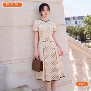 Cận cảnh đường may sắc sảo của mẫu đầm thiết kế BEMINE B528.