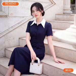 Người mẫu diện đầm chữ a cổ sơ mi phối đai eo BEMINE B531.