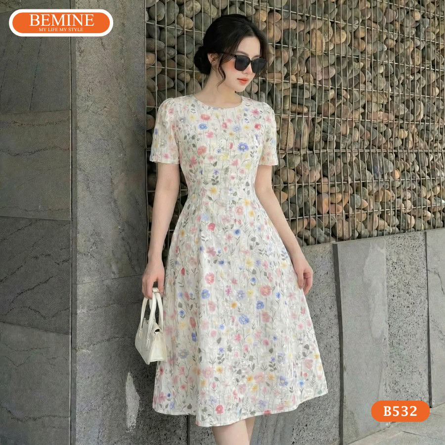 Đầm thiết kế BEMINE B532 cổ tròn thêu hoa thanh lịch.