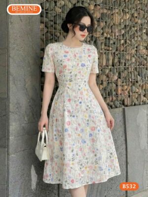 Chi tiết thêu hoa thủ công sắc sảo trên mẫu đầm thiết kế B532.