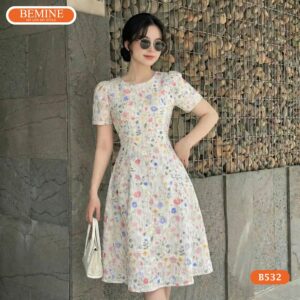 Người mẫu diện đầm BEMINE B532 thêu hoa điệu đà và sang trọng.