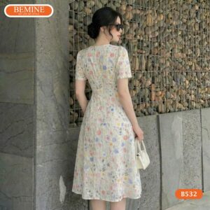 Mẫu đầm dáng dài BEMINE B532 với họa tiết thêu hoa tinh tế.