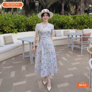 Người mẫu diện đầm BEMINE B532 tôn dáng trong mọi khung hình.