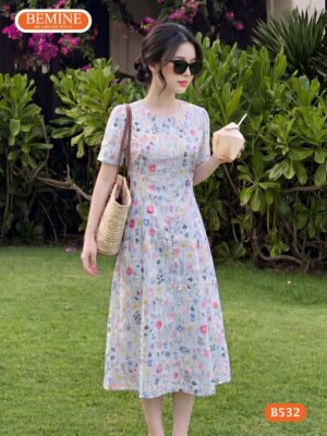 Đầm BEMINE B532 dáng dài giúp che khuyết điểm và tôn dáng.