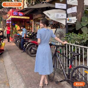 Hàng cúc đính kết tỉ mỉ tạo điểm nhấn sang trọng cho đầm B534.