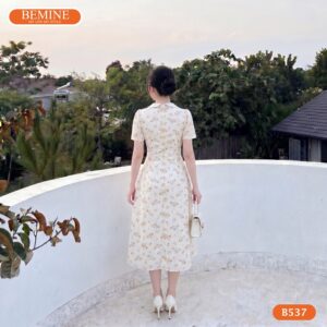 Chi tiết nơ thêu hoa tinh tế trên mẫu đầm BEMINE B537.