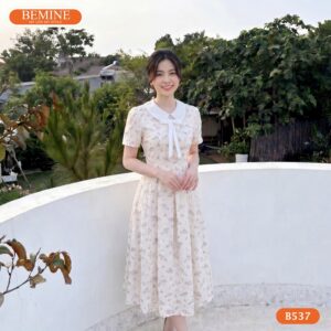 Người mẫu diện đầm thêu hoa BEMINE B537 đầy tự tin.