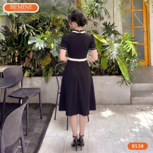 Người mẫu diện đầm chữ a BEMINE B538 đầy tự tin.