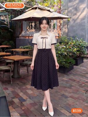 Họa tiết in bi kinh điển trên mẫu đầm dáng dài BEMINE B539.