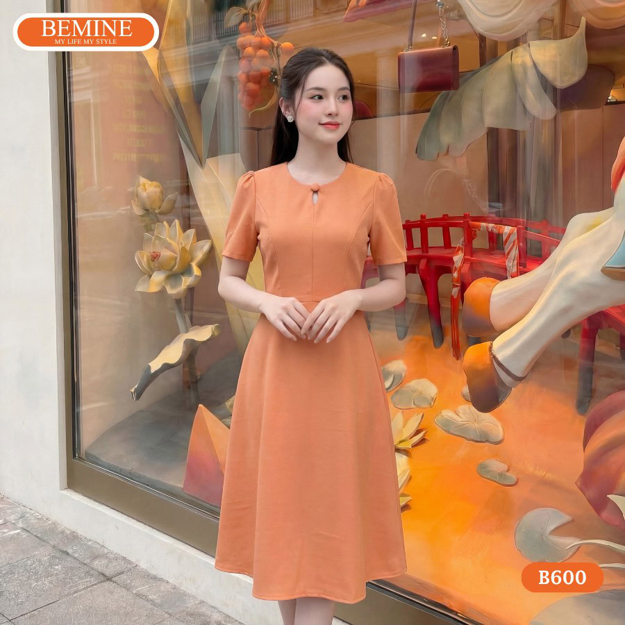 Thiết kế cổ tròn nhã nhặn của đầm BEMINE B600 đi tiệc.