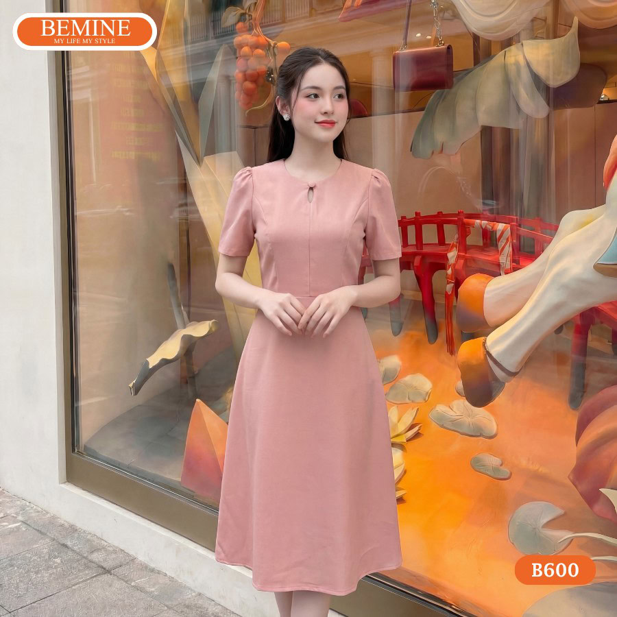 Ảnh chụp toàn thân đầm BEMINE B600 phong cách quý phái.